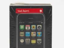 密封的iPhone与稀有苹果幸运的你贴纸一起拍卖