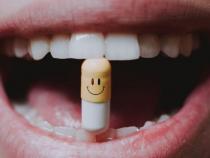 现有的抗生素隐藏在药房货架上的显眼中 可以治愈超级细菌